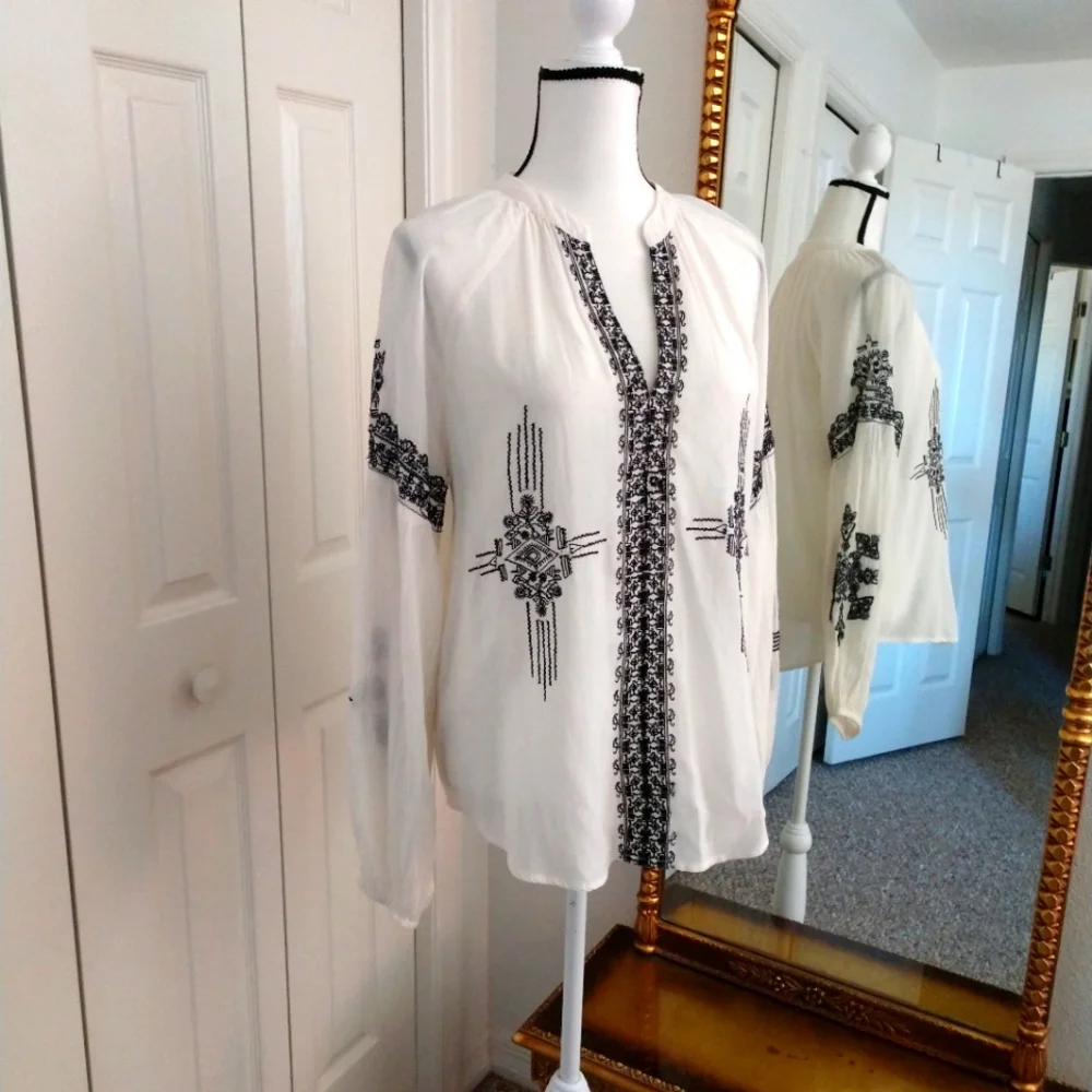 Maeve V-Neck White w/Blk Embroidery Tunic Top Med. - Picture 3 of 10